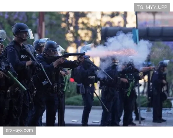 瓦伦西亚球迷抗议持续,俱乐部面临舆论压力与运营挑战 瓦伦西亚球迷抗议持续,俱乐部面临舆论压力与运营挑战