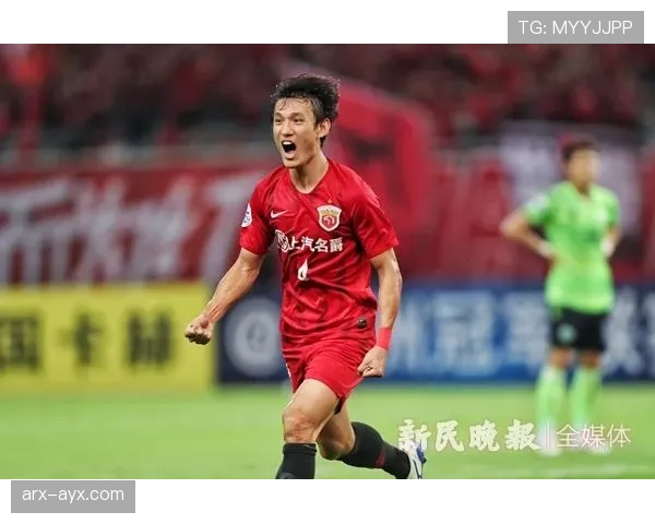 王燊超比赛里钢铁防线，场下却拎着路边奶茶走回家，差点认不出来